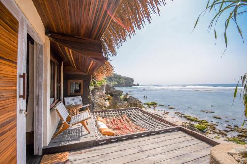 乌鲁瓦图Le Cliff Bali的带阳台的海景度假屋