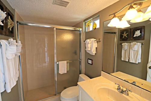 圣奥古斯丁Inn at Camachee Harbor View 11的带淋浴、卫生间和盥洗盆的浴室