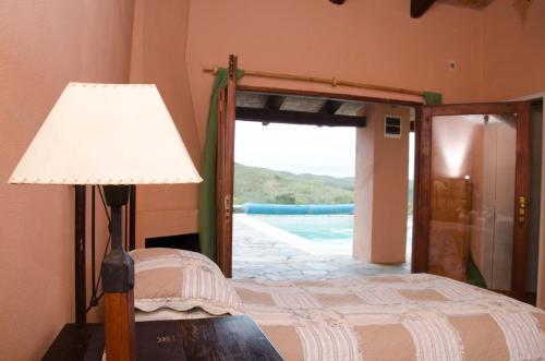 Isla PatrullaRINCON DE LOS MATREROS的一间卧室配有床、灯和门