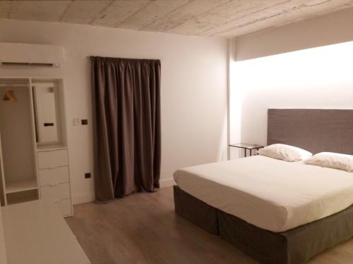 雅典The Link Athens的一间卧室设有一张大床和一个窗户。