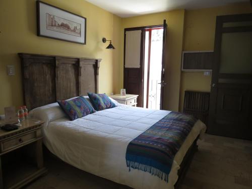 瓦哈卡市Hotel Boutique Casa Abuela Maria的一间卧室设有一张大床和一个窗户。