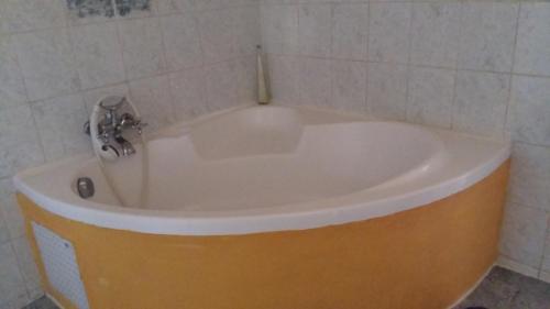 维兰德拉奥特Gîte MarieJo的浴室设有浴缸和水龙头