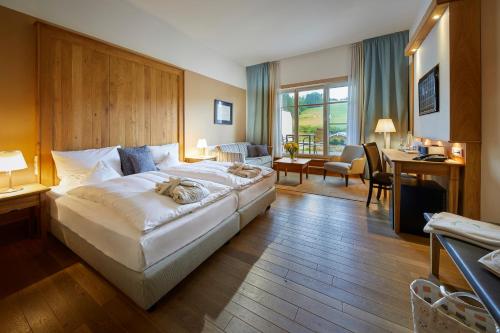 施马伦贝格瑞姆伯格酒店的卧室配有一张白色大床