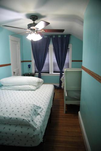 RumfordCharming Home Near Ski Areas的一间卧室配有一张床和吊扇