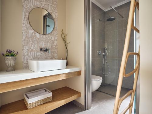 KoríthionThea lux natur villa的一间带水槽、卫生间和镜子的浴室