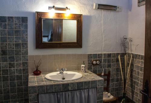 丰特斯-德莱昂德富恩特斯米拉多尔酒店的一间带水槽和镜子的浴室