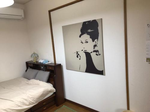 熊本Kasumi-an的卧室墙上有一张女人的照片