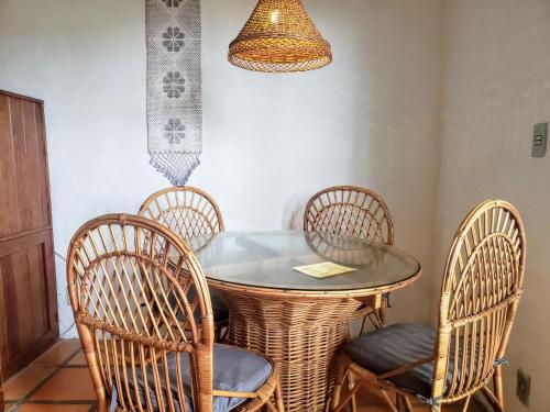弗洛里亚诺波利斯Pousada da Lagoinha的一间带桌子和四把椅子的用餐室
