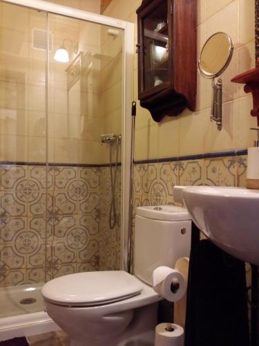 La RadCasa Rural Villamoronta的浴室配有卫生间、盥洗盆和淋浴。
