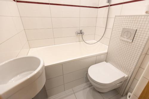 瓦尔米耶拉City center Gauja apartment的白色的浴室设有卫生间和水槽。