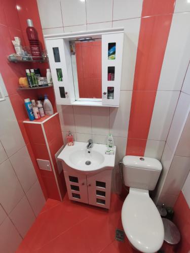 VratsaMountain view apartment的浴室配有白色卫生间和盥洗盆。