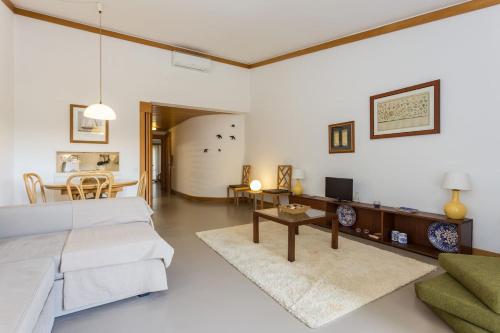 阿尔曼萨1Bed Apart Quinta do Lago的客厅配有沙发和桌子
