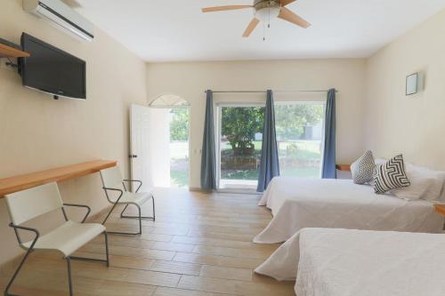 圣玛丽戴尔奥罗Habitaciones Lucero 4的一间卧室配有两张床和一台平面电视