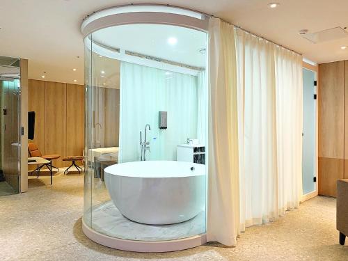 光州Biennale Hotel的一间大浴室,内设浴缸