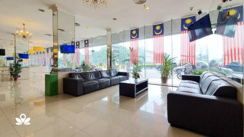 吉隆坡SCC Hotel的大厅,在大楼里,有长沙发和旗帜