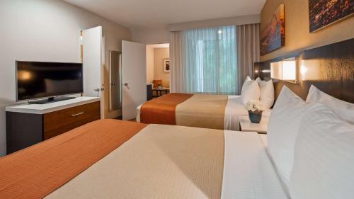 洛杉矶贝斯特韦斯特皇家宫殿酒店的酒店客房设有两张床和一台平面电视。