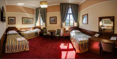 赫鲁别舒夫Browar Sulewski的酒店客房设有两张床和一张桌子。