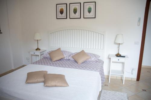 波西塔诺Scalinatella的卧室配有一张带两张桌子的大型白色床
