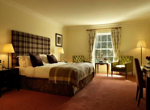庞特佛雷特文特布里奇之家酒店的一间卧室配有一张床、一张桌子和一把椅子