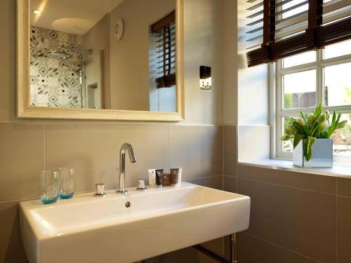 庞特佛雷特文特布里奇之家酒店的浴室设有白色水槽和镜子