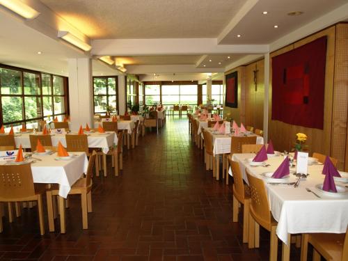 韦尔斯Schloss Puchberg的餐厅配有桌椅和紫色餐巾
