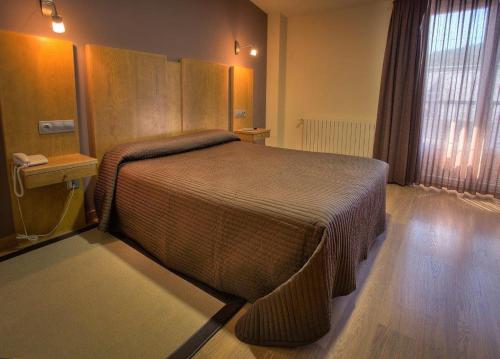 洛维奥斯卢西塔诺酒店的一间卧室,卧室内配有一张大床