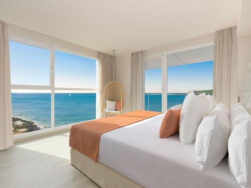 圣安东尼奥湾Amàre Beach Hotel Ibiza - Adults Recommended的一间卧室设有一张床,享有海景