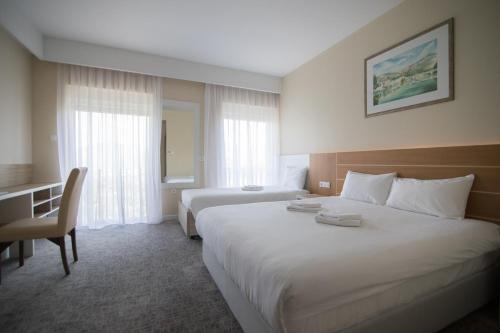 特雷比涅贝尔维尤酒店的酒店客房配有两张床和一张书桌