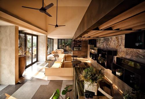 雅加达Nostoi的带沙发和吊扇的客厅