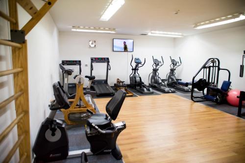 西卢港汉纳福尔波因特酒店的健身房设有数台跑步机和健身自行车