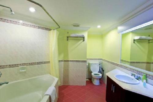 迪沙鲁D'Vista Apartments in Lotus Desaru Beach Resort的带浴缸、卫生间和盥洗盆的浴室