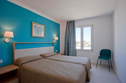 阿雷纳尔登卡斯特尔Seth Isla Paraiso的一间卧室设有一张床和蓝色的墙壁