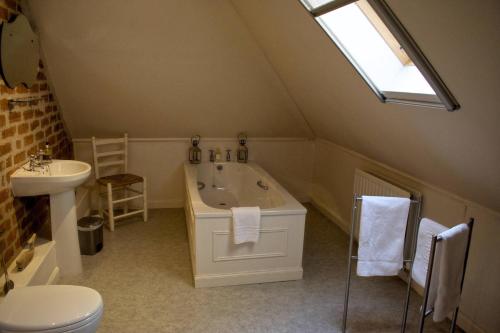 凯尔索The Old Pickle House的浴室配有白色浴缸和水槽