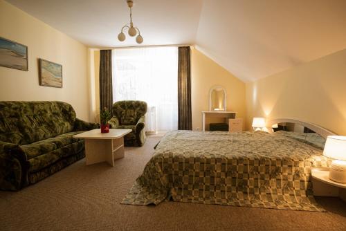 耶德库安特Egliu Slenis的酒店客房,配有床和沙发