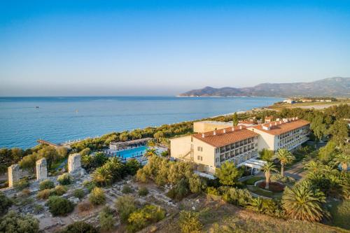 毕达哥利翁德里萨海滨度假酒店的享有度假胜地和海洋的空中景致