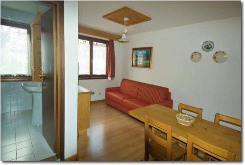 福波洛科诺斯泰拉公寓的客厅配有红色的沙发和桌子