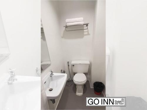 普吉镇Go Inn Phuket old Town的白色的浴室设有卫生间和水槽。