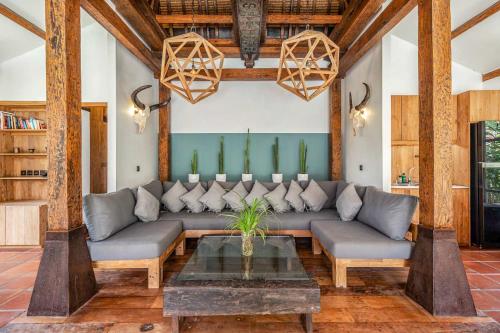 吉利特拉旺安昆诺别墅 的客厅配有沙发和桌子