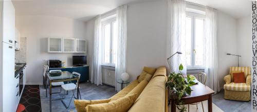 米兰蓝天公寓的客厅配有沙发和桌子