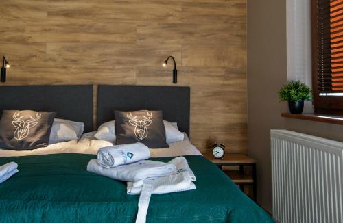 卡尔帕奇Apartament MOUNTSEA ,Karpacz Ogrodnicza的一间卧室配有绿床和毛巾