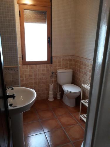 卡索拉Alojamiento rural Esparteria的一间带卫生间和水槽的浴室