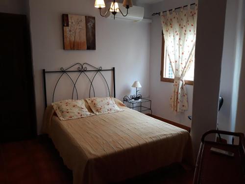 卡索拉Alojamiento rural Esparteria的一间卧室设有一张床和一个窗口