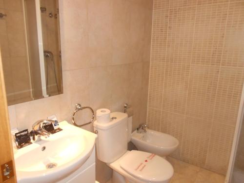 San Vicente de Castellet卡拉艾琳旅馆的浴室配有白色卫生间和盥洗盆。