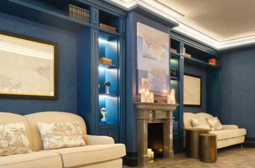 马略卡岛帕尔马Hotel Antigua Palma - Casa Noble的客厅设有壁炉和蓝色的墙壁。