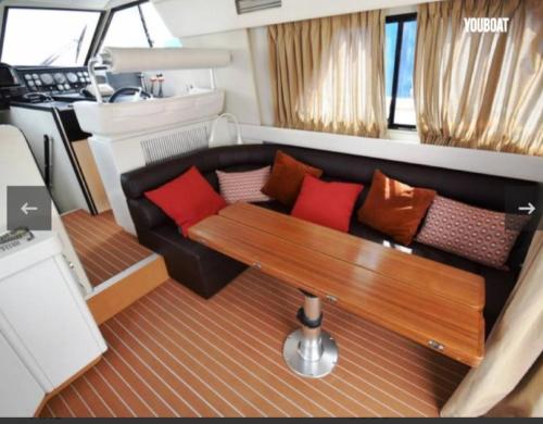 巴塞罗那Beautiful Kiwi Boat的享有游艇上的客厅景色