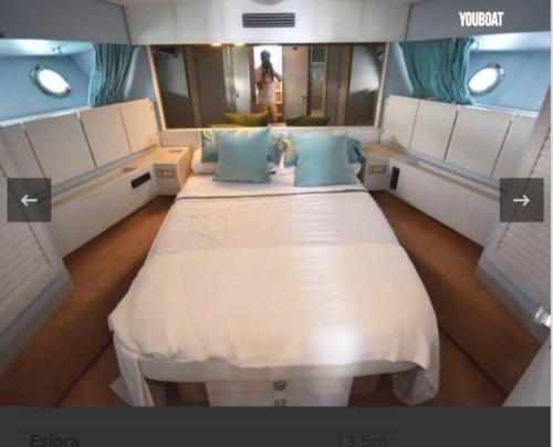 巴塞罗那Beautiful Kiwi Boat的小房间,船上有两张床