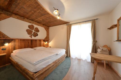 博萨迪法萨阿贵德阿瓜比恩瑟尔农家乐的一间卧室设有一张大床和一个窗户。
