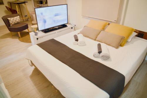 马德里拉拉提纳（卡瓦巴甲30号）公寓的一间卧室设有一张大床和一台平面电视。