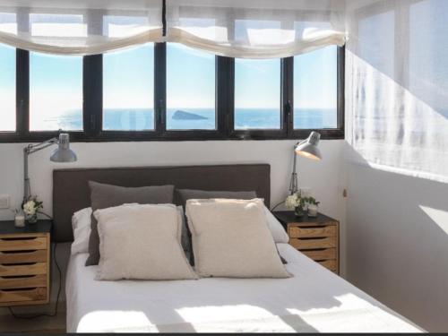 贝尼多姆ATICO BENIDORM PLANTA 25的一间卧室配有一张带窗户的大床