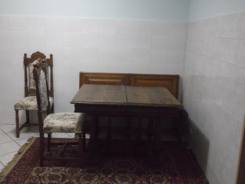 CandeloPiazza Castello的一张木桌和两张椅子